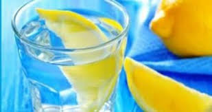 Топла вода с лимон е сутрешен ритуал, който може да ви помогне за много неща, ето 9 причини защо да пиете тази напитка сутрин на гладно. 10 Prichini Da Piete Topla Voda S Limon Vsyaka Sutrin
