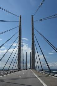 Öresundsbron har fyra 203,5 meter höga pyloner och varje söndag i advent kommer varje pylon att lysa upp lite bild: Oresund Bridge Malmo Sweden Atlas Obscura
