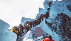 Mountaineers and trekkers usually meet their end on everest, the world's tallest peak, by falling in an abyss or suffocating and dying due to lack of oxygen. Harrowing Picture Shows Mount Everest Climbers Passing Dead Body