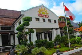 Merdeka is a word in the indonesian and malay language meaning independent or free.it is derived from the sanskrit maharddhika (महर्द्धिक) meaning rich, prosperous and powerful. Hotel Merdeka Kediri Kediri 2020 Neue Angebote 22 Hd Fotos Bewertungen