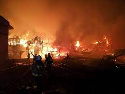 Wg najnowszych informacji pożar już się nie rozprzestrzenia i jest dogaszany. Nocny Pozar W Nowej Bialej Nowytarg24 Tv
