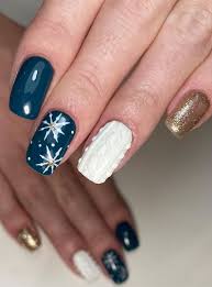 From simplicity and sweetness, to patterns and designs, to lots of shine and luster, you can find naval blue nails for any occasion! Pretty Festive Nail Colours Designs 2020 Glitter Navy And White Festive Nails
