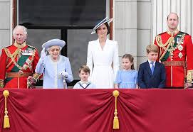 La familia real acompaña a Isabel II en el saludo en el balcón del palacio