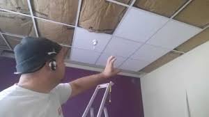 Impression de dalle de faux plafond. Faux Plafond Suspendu La Pose Des Dalle Ilot Centrale Youtube