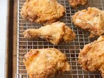 How do you keep fried chicken crispy?