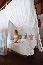 How To Decorate A Canopy Bed Amazing