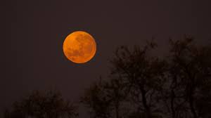 Pourquoi la lune devient-elle rouge pendant une éclipse lunaire totale ?