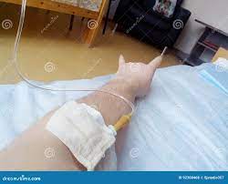Больной человек в больнице под капельницей Стоковое Фото - изображение  насчитывающей рассмотрение, кардиология: 92300468