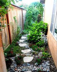 25 welcoming small garden decor ideas