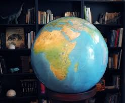 Vede din satelit.globul se roteste datorita luminii ambientale si campului magnetic. Foto La Carei Se Produc Globurile PÄƒmanteÈ™ti Gigant Inspirate De Jules Verne