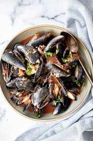 steamed mussels in tomato sauce ahead