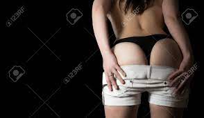 白いショートパンツを脱ぐ女性の写真素材・画像素材 Image 97015918