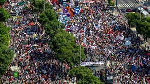 A manifestação convocada por diversos movimentos sociais e políticos contra o presidente do brasil, jair bolsonaro, reuniu este domingo em lisboa várias dezenas de pessoas, numa ação de. Wyvqkqrxwsk5m