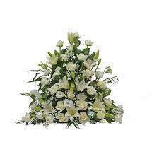 composition pyramid with white flowers