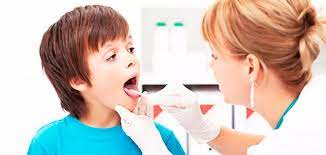 Когда обратиться к врачу при проблемах с горлом у ребенка 2 года