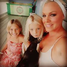 Pink + Carey Hart: Die schönsten Fotos ihrer spaßigen Familie
