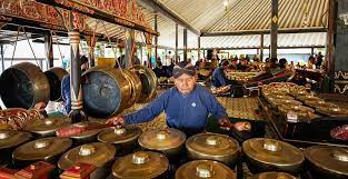 Alat musik kendang jawa tengah, sudah tidak asing karena sering kali ditampilkan pada acara khusus, serta pentas seni gamelan yang diadakan di jawa tengah. Mengenal 11 Alat Musik Tradisional Dari Jawa Tengah