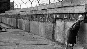 柏林墙会在欧洲倒下，因为它抵挡不了信心、真理、和自由
