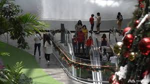 Jewel changi is home to what's now the world's tallest indoor waterfall — called the hsbc rain vortex, and is surrounded by tens of thousands of trees, plants, and shrubs. Oykkogfj Ydrm
