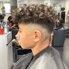 MH Coiffure & Esthétique - 🖤Curly hair🖤. Vous avez les cheveux raides et  vous rêver de belles boucles pensez à la permanente. #curlyhair#boucle #bouclettes#permanente#degradé#coiffure#coiffeur#lyon#lyon6#mhcoiffureetesthetique  | Facebook