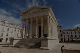 la maison carrée nîmes la romaine