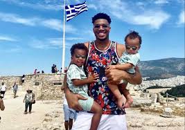 Γιάννης Αντετοκούνμπο: Στην Ακρόπολη μαζί με τους γιους του | in.gr