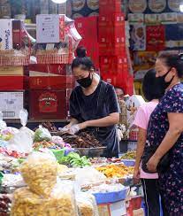 Hà Nội: Người dân kéo đến thủ phủ bánh kẹo nhập ngoại sắm Tết