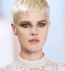 On this website you can find the most beautiful short hairstyles of the moment. Krotkie Fryzury 2017 Elle Pl