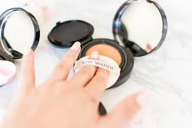 giveaway lise watier cushion compacts