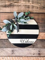 Maybe you would like to learn more about one of these? Rayures Noires Et Blanches Autour Signe De Bienvenue Cintre Etsy Door Signs Diy Summer Door Decorations Door Decorations
