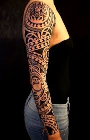 Los tatuajes maoríes hechos en zonas del cuerpo como los brazos son algo similar a los hombros, en su orígen teníam menos significado personal, se asociaban más con los puestos de cada uno dentro de la tribu, para reconocer más rápido el cargo que desempeñaban. 39 Ideas De Tatuajes Maories De Hombre Mujer Fotos Significado
