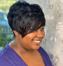 The hair texture is thin and the length is kept short. 15 Slimming Short Hairstyles For Women Over 50 With Round Faces