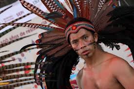 Por qué, los danzantes mexicas usan tantas plumas 