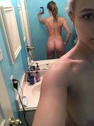 Selfies de tremenda rubia, se desnuda en su baño y casa 