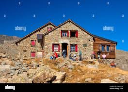 Refuge de montagne Cabane des Aiguilles Rouges près d'Arolla, Valais,  Suisse Photo Stock - Alamy