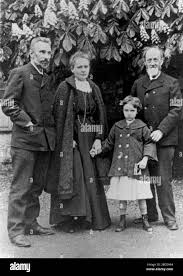 Inglés: Fotografía tomada frente a la entrada del BIPM, c. 1904. De  izquierda a derecha: Pierre Curie (Premio Nobel de Física 1903); Marie Curie  (Premios Nobel de Física 1903 y Química 1911);