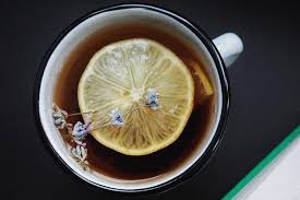 Berikut ini beberapa manfaat minum air lemon campur madu setiap pagi, seperti dilansir laman genpi.co. 5 Cara Manfaatkan Serbuk Teh Untuk Perawatan Kulit