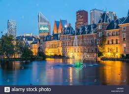 Holland ist nur eine region der niederlande. Den Haag Hauptstadt Der Niederlande Der Binnenhof Gebaude Sitz Der Regierung Herr Ministerprasident Skyline Geschaftsviertel Stockfotografie Alamy