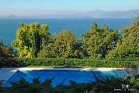 Vom liegestuhl aus genießt man einen herrlichen ausblick auf den see und den mediterranen garten der anlage. Villa Am See Ferienhaus Am Gardasee Mit Pool Domizile Reisen