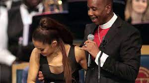 Bishop apologises for 'groping' Ariana Grande's boob – Nairobi News