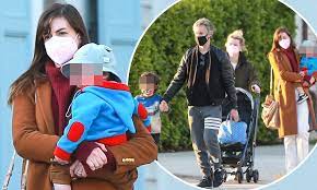 An hasawei) was born in brooklyn, new york, usa. Anne Hathaway Heads For Dinner With Her Family In Santa Monica Daily Mail Online