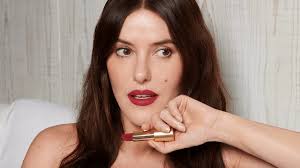 lisa eldridge beauty sets up in