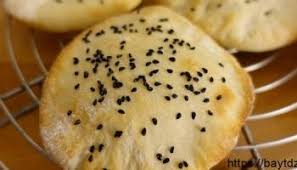 خبز بريوش هو نوع من الخبز الفرنسي المصنوع من عجينة غنية بالزبدة والبيض، ما يعطيها قواماً طرياً ورطباً مع قشرة ذهبية داكنة. Ø·Ø±ÙŠÙ‚Ø© Ø¹Ù…Ù„ Ø§Ù„Ø®Ø¨Ø² Ø§Ù„ÙŠÙ…Ù†ÙŠ Ø¨ÙŠØª Dz