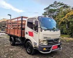 Hino merupakan merek truk yang sering digunakan untuk mengirimkan barang, karena memiliki kapasitas besar dan bodi yang tahan lama. Lorry Hino Cars Carousell Malaysia