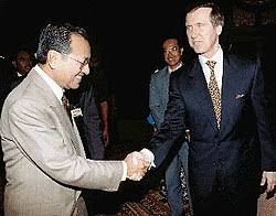 Gaji perdana menteri malaysia & menteri kabinet. Mahathir Bin Mohamad Wikipedia Bahasa Melayu Ensiklopedia Bebas