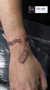 Bracelet homme et prénom et date de naissance de son bébé sur plaque  militaire 💪💪 #tatoueuse #tattooartist #tatouagemilitaire #tattoofamille  #tattooman... | By Delf'Ink Tattoo | Facebook