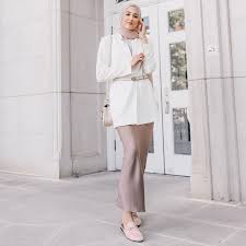 Dalam fotonya, wanita tersebut menggunakan hijab serta menggunakan seragam yang mirip dengan seragam yang digunakan asn. Tiru 7 Gaya Blazer Hijab Yang Formal Untuk Ke Kantor Bukareview