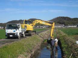 泥が堆積した水路の泥上げ作業 | 環境保全型農業の部屋ブログ