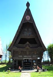 Rumah adat suku batak lebih dikenal dengan nama rumah bolon atau rumah gorga. Rumah Adat Batak Nama Gambar Serta Keterangannya