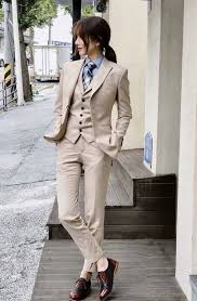 Und für viele frauen bedeutet das: Frau Die Im Anzug Der Manner Sehr Adrett Schaut Adrett Anzug Manner Schaut Herrenmode Androgynous Fashion Tomboy Fashion Suits For Women